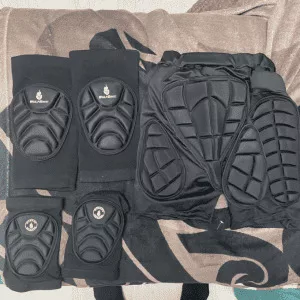 Ontvangen Snowboard Impact Padded Shorts en Kniebescherming van klant L**a.